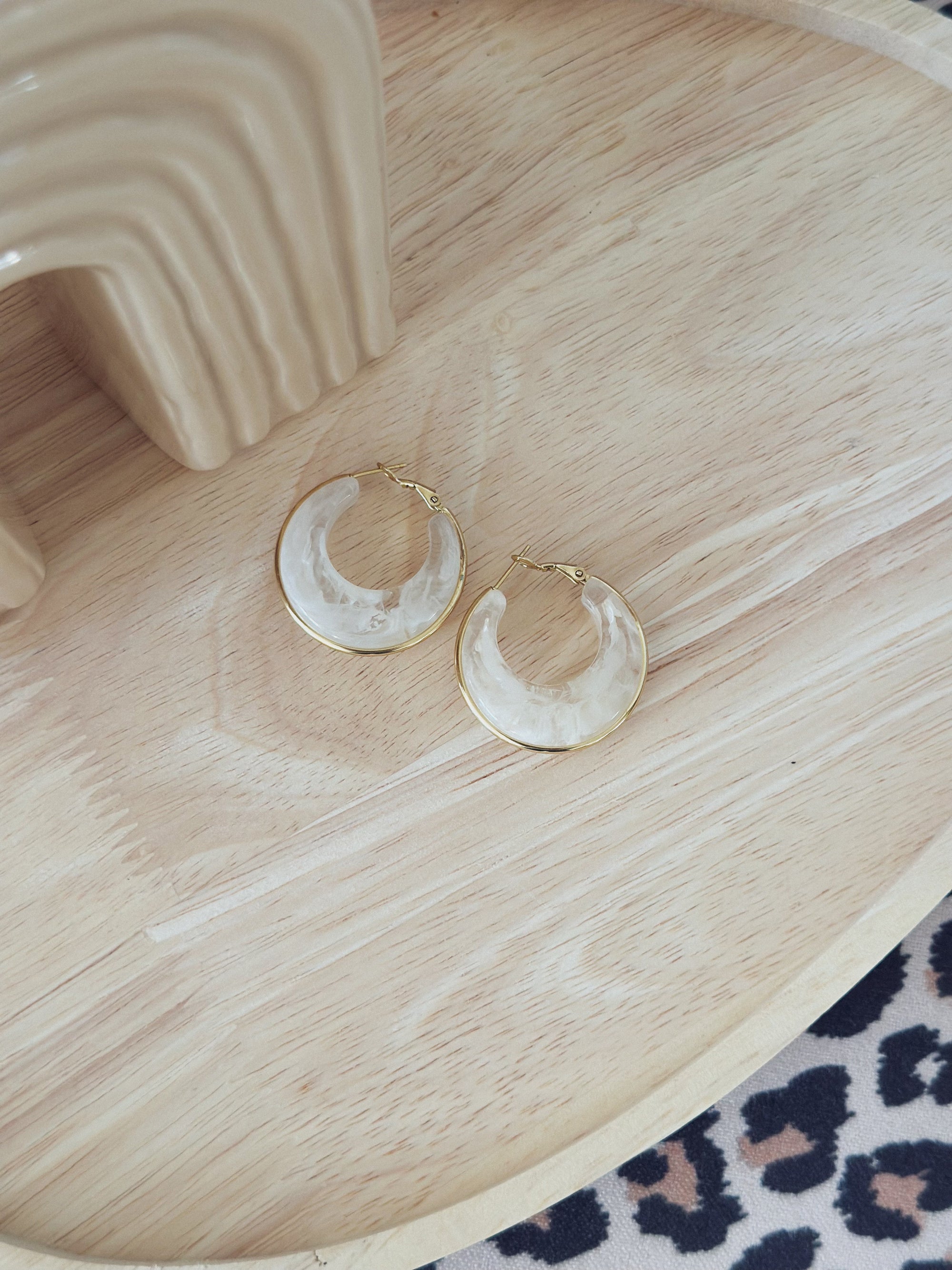 Créoles Clara – Écaille blanche