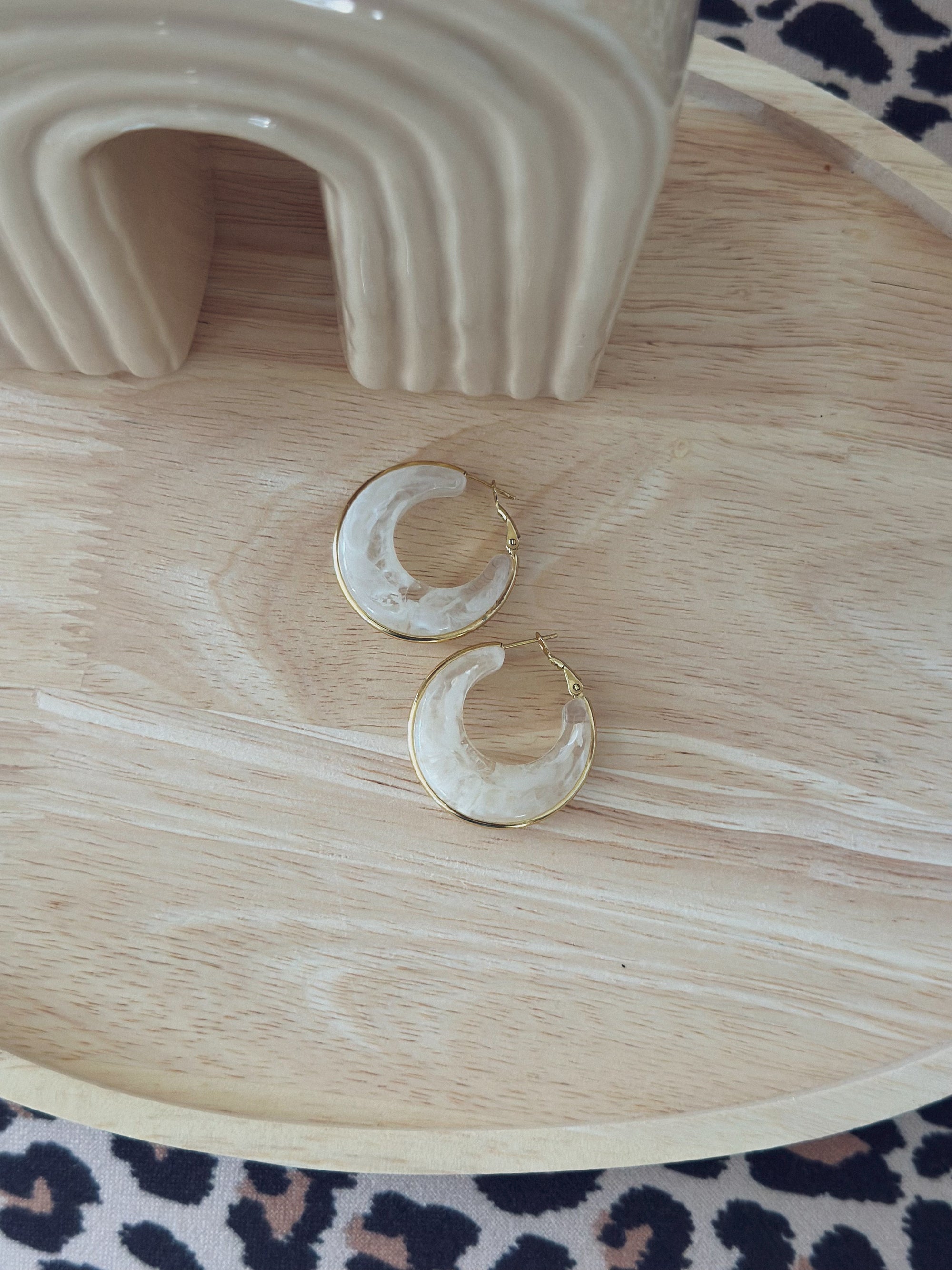 Créoles Clara – Écaille blanche