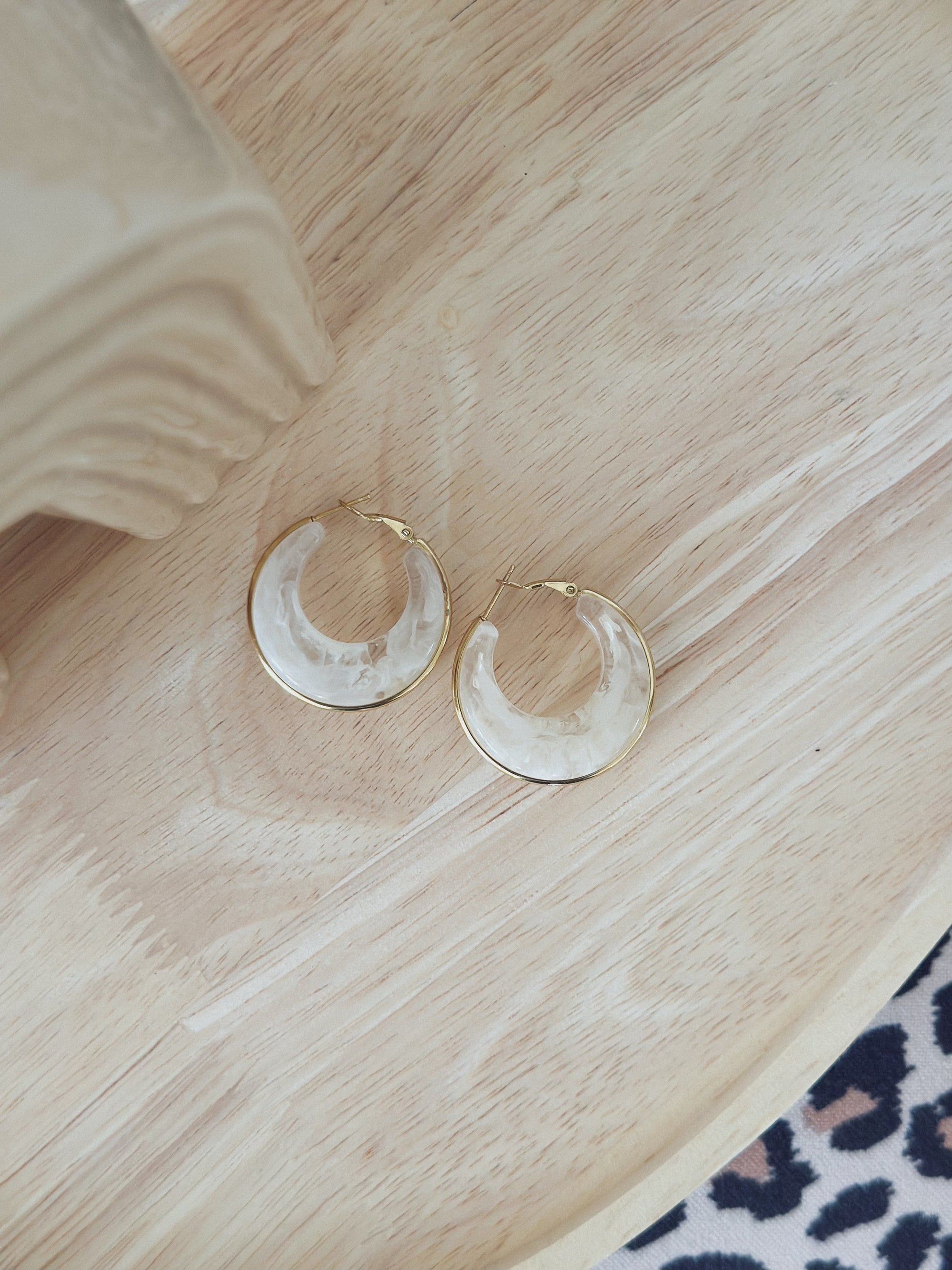 Créoles Clara – Écaille blanche