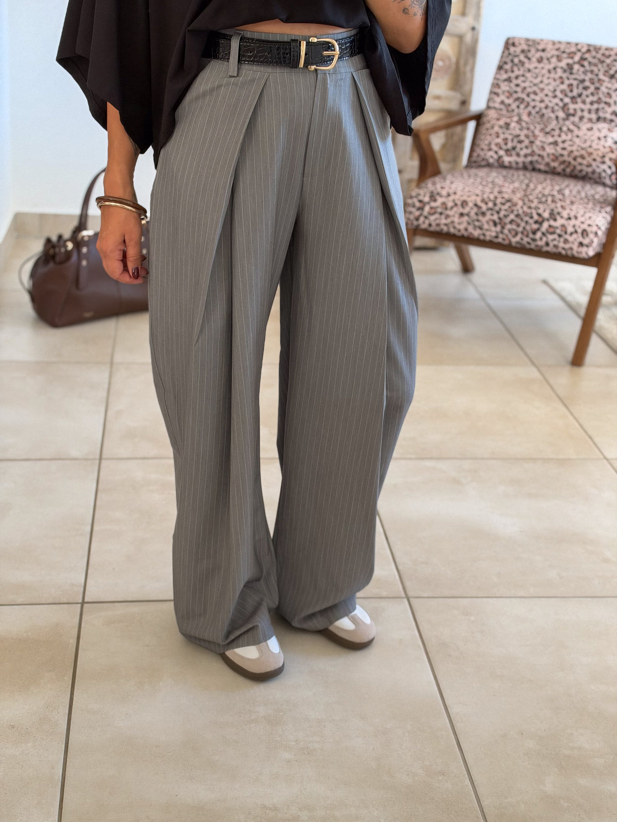 Pantalon Jess – Gris à fines rayures