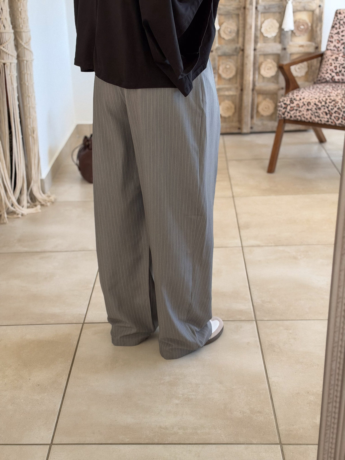 Pantalon Jess – Gris à fines rayures