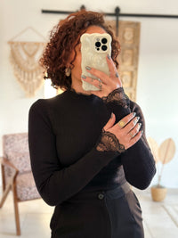 Pull Farah - col montant noir à dentelle