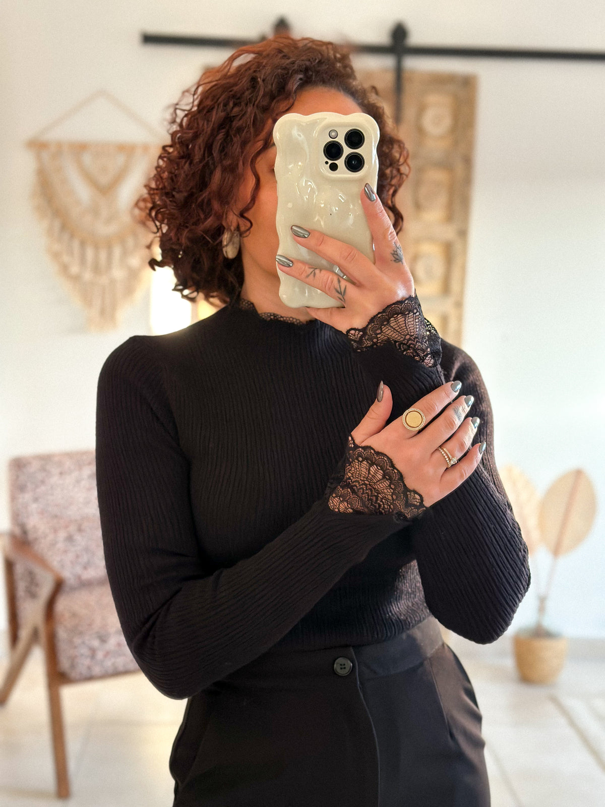 Pull Farah - col montant noir à dentelle