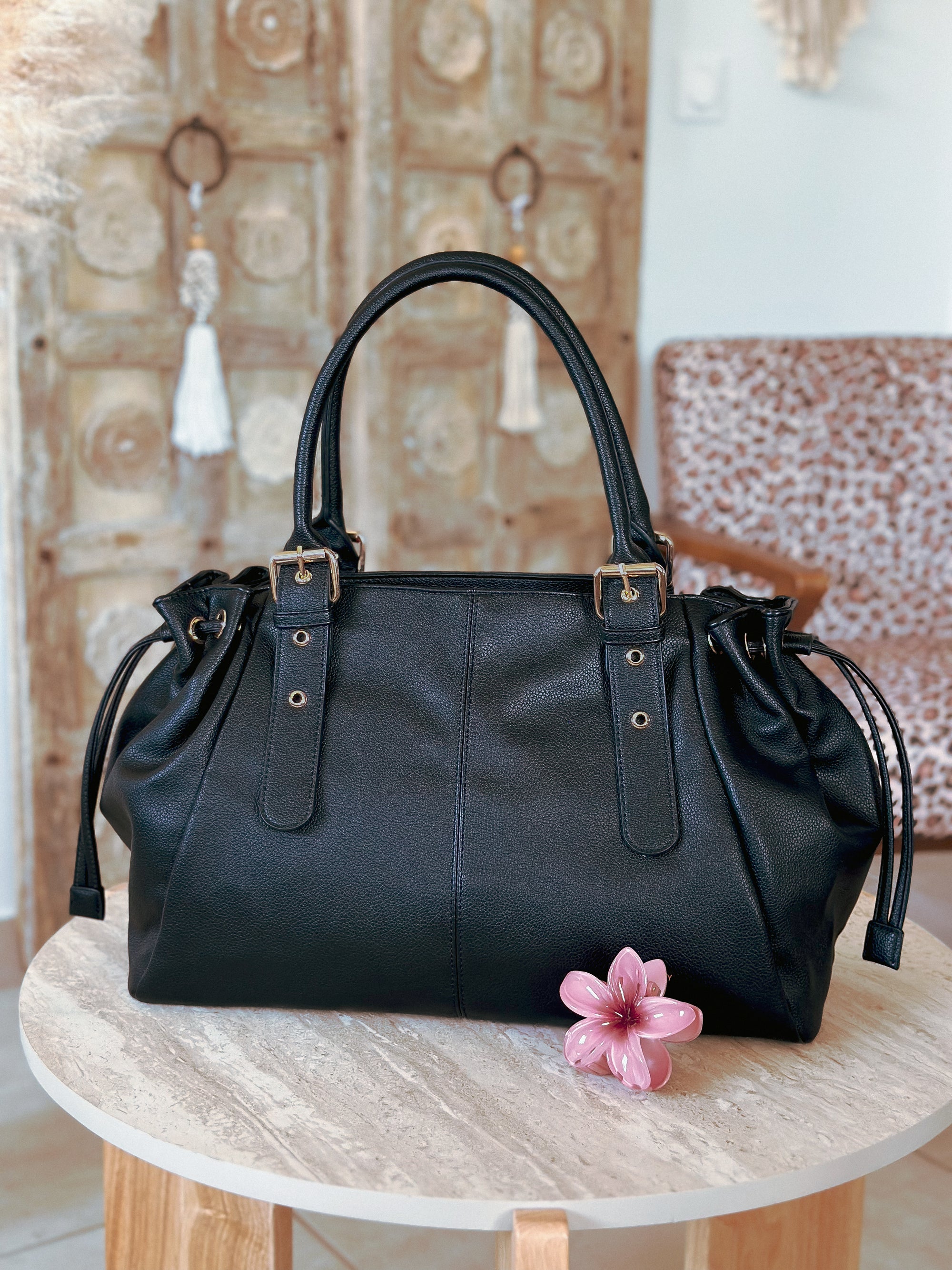 Grand sac cabas femme noir Alma Mëya porté épaule