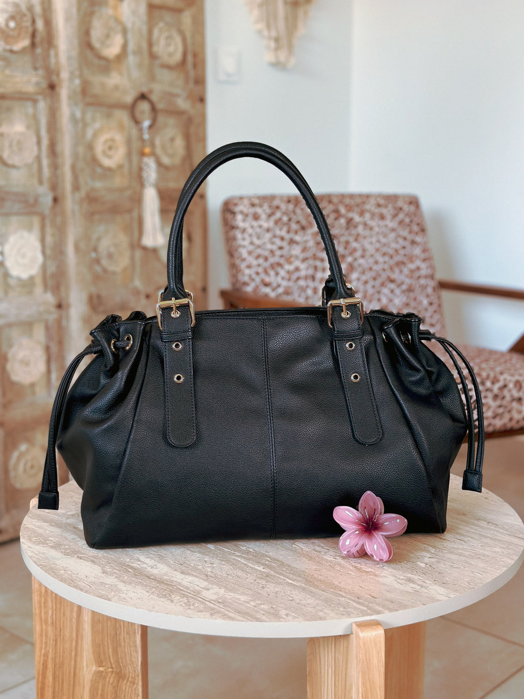 Grand sac cabas femme noir Alma Mëya porté épaule