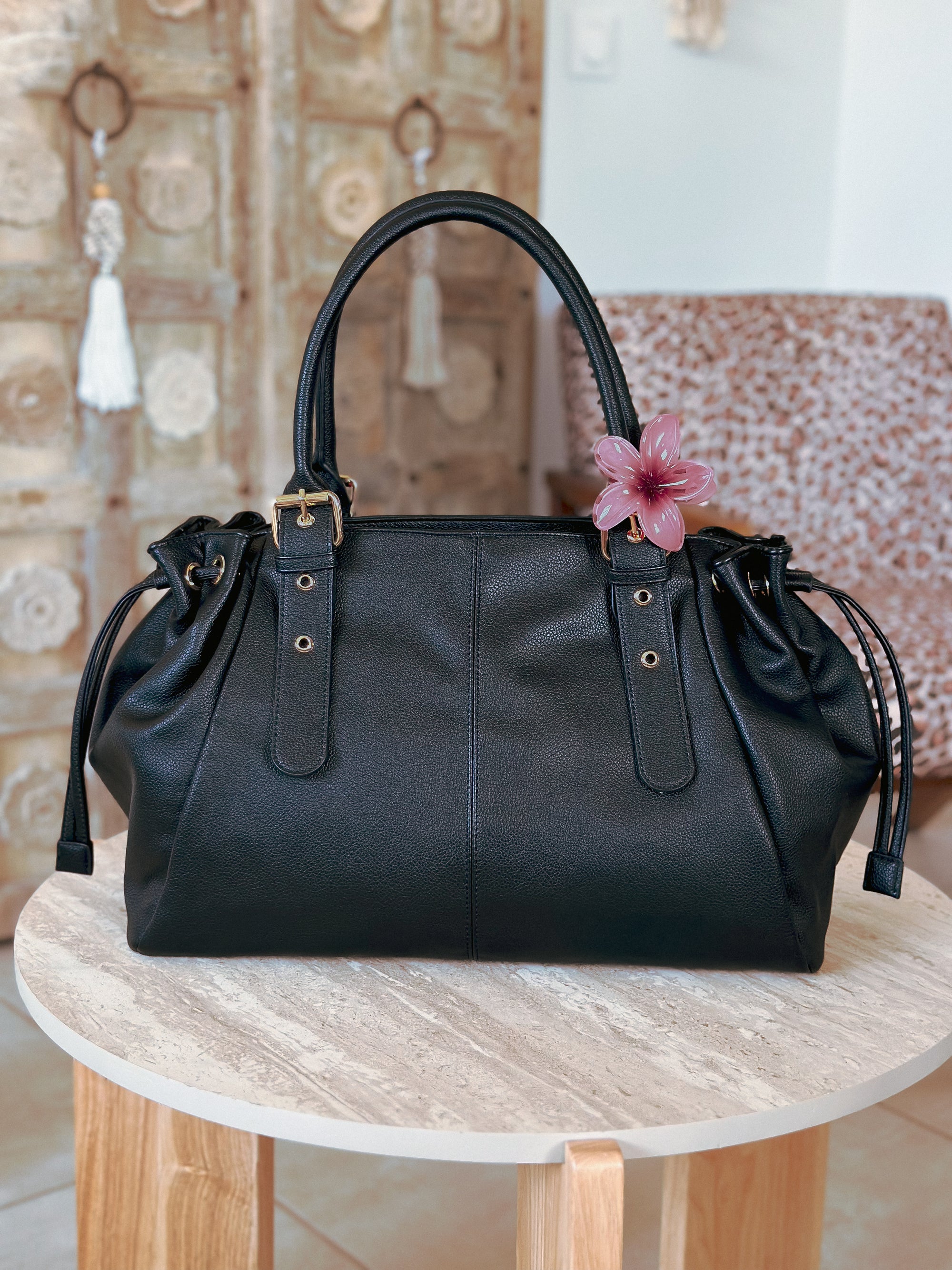 Grand sac cabas femme noir Alma Mëya porté épaule
