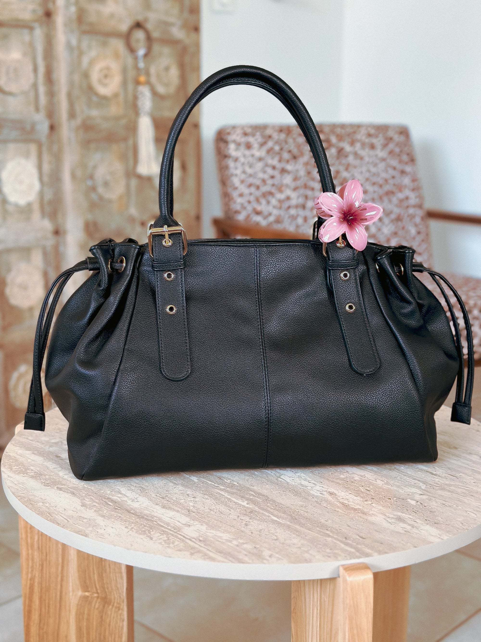 Grand sac cabas femme noir Alma Mëya porté épaule