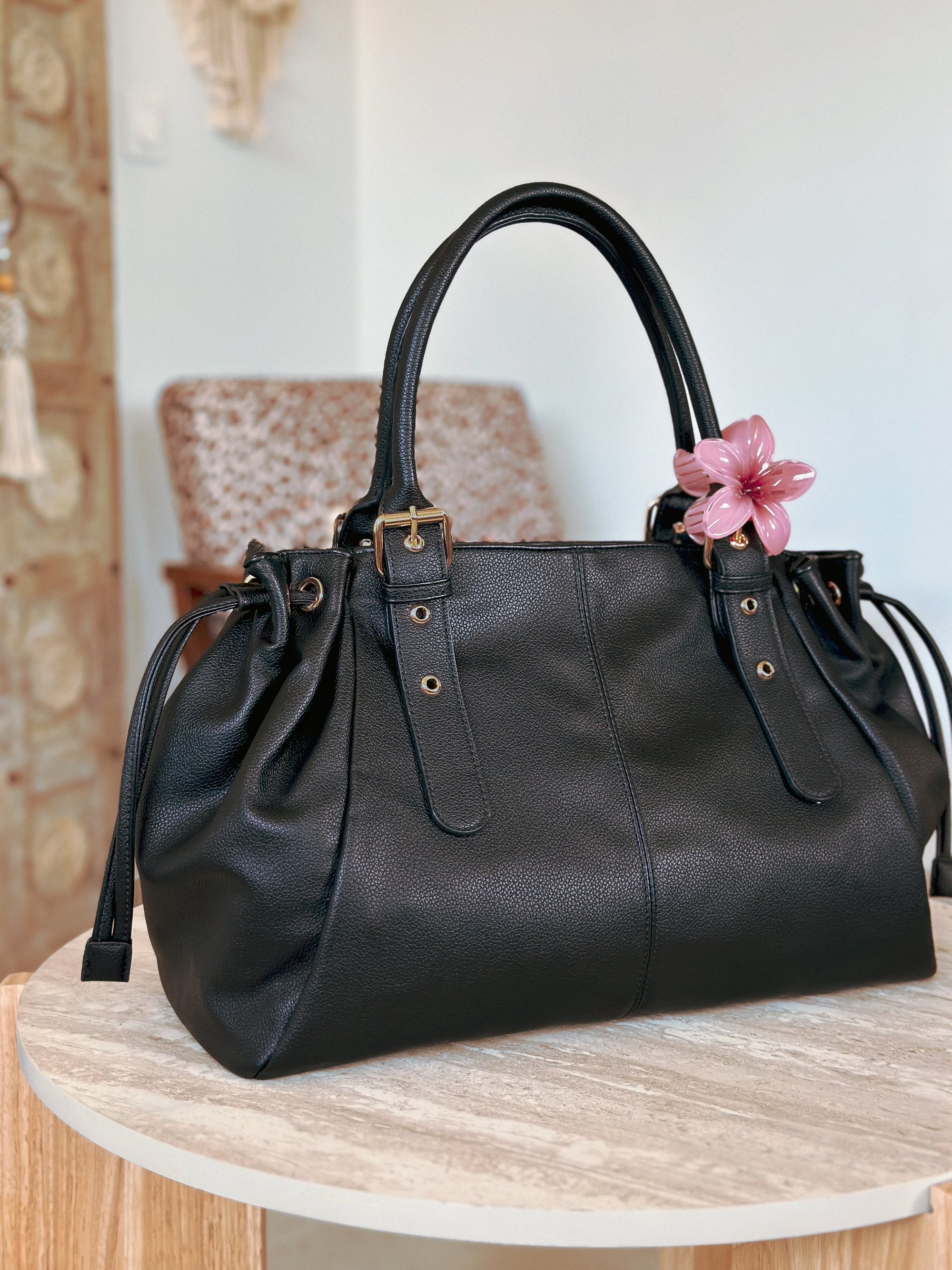 Grand sac cabas femme noir Alma Mëya porté épaule