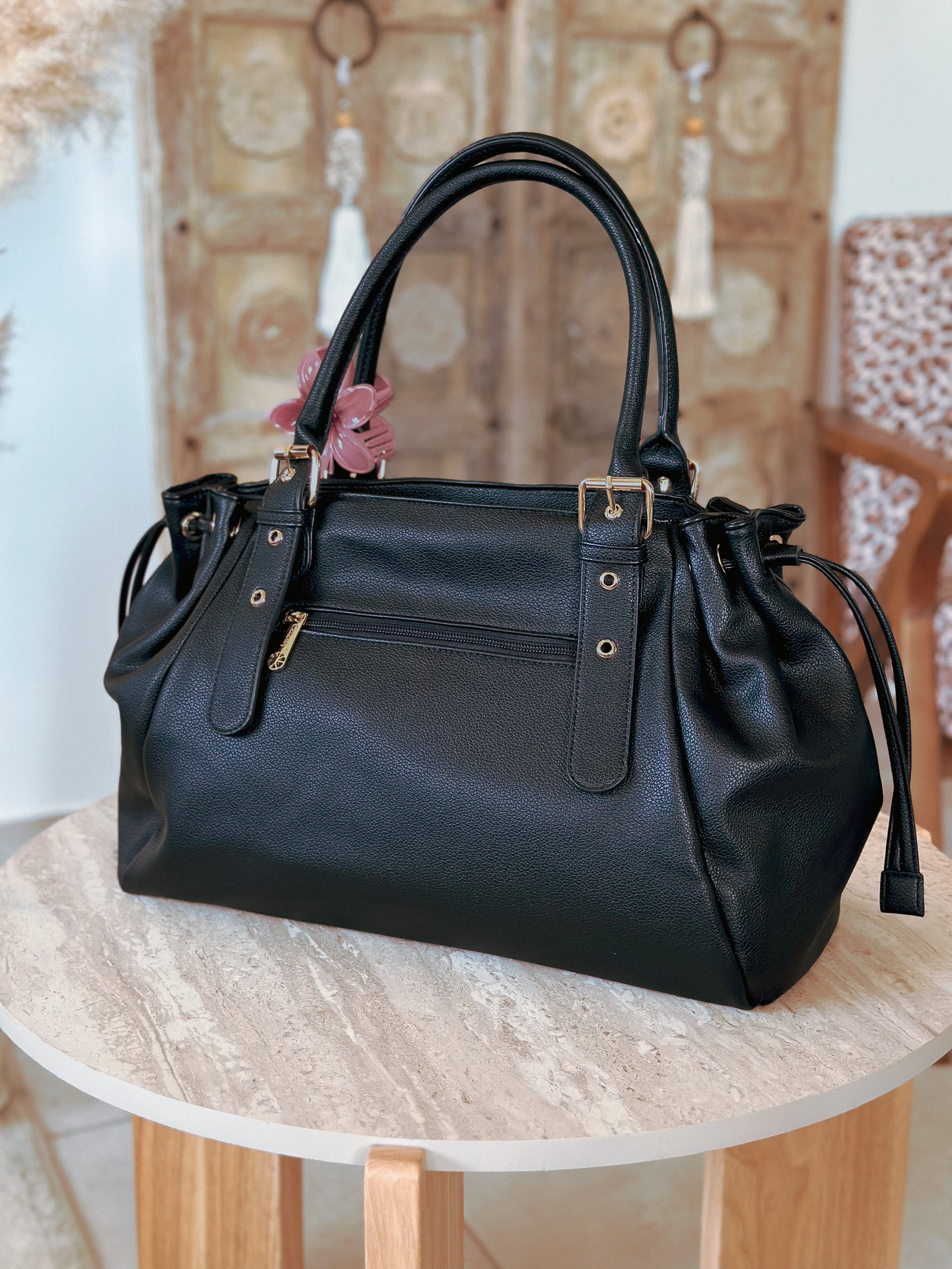 Grand sac cabas femme noir Alma Mëya porté épaule