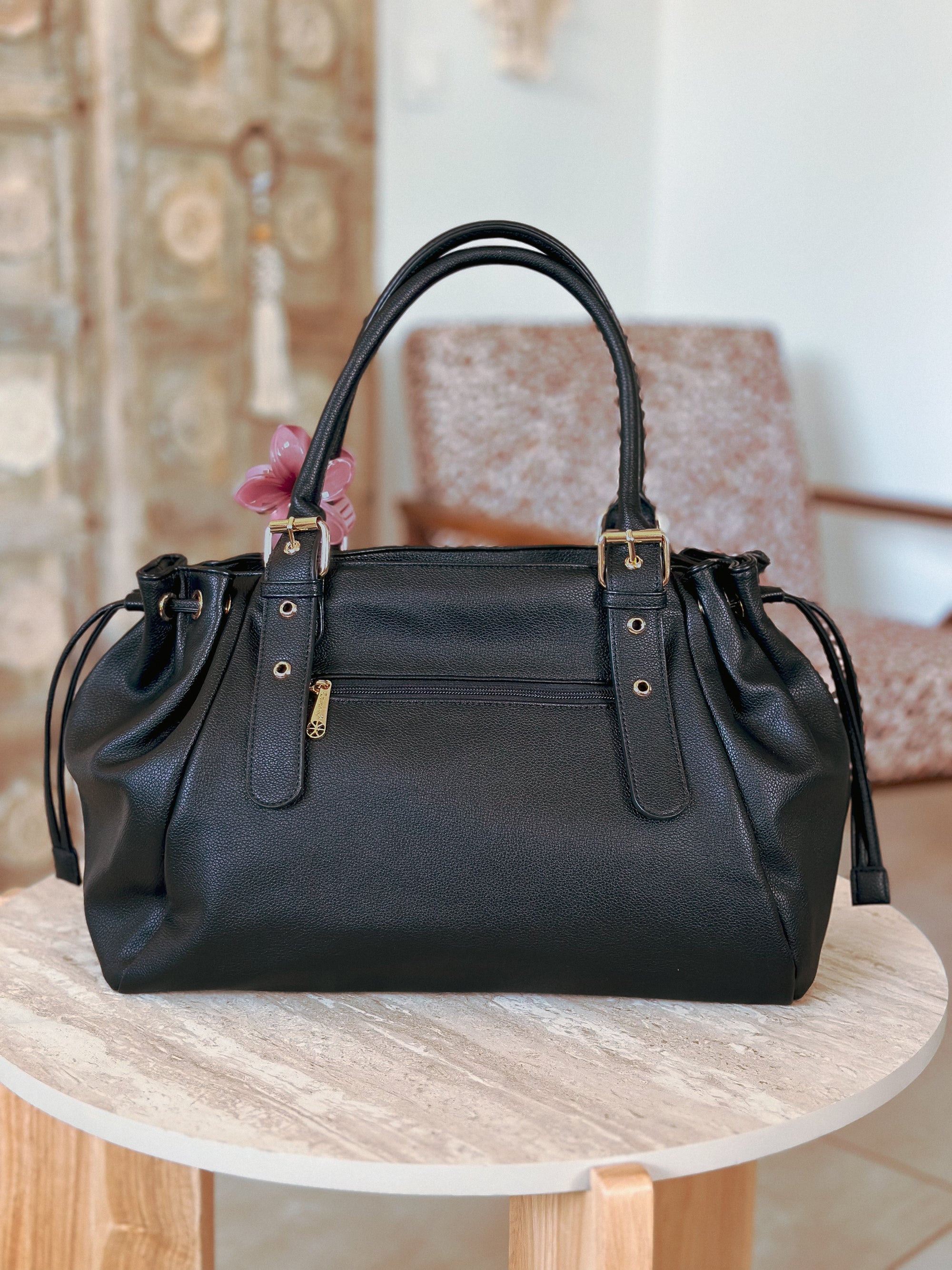 Grand sac cabas femme noir Alma Mëya porté épaule